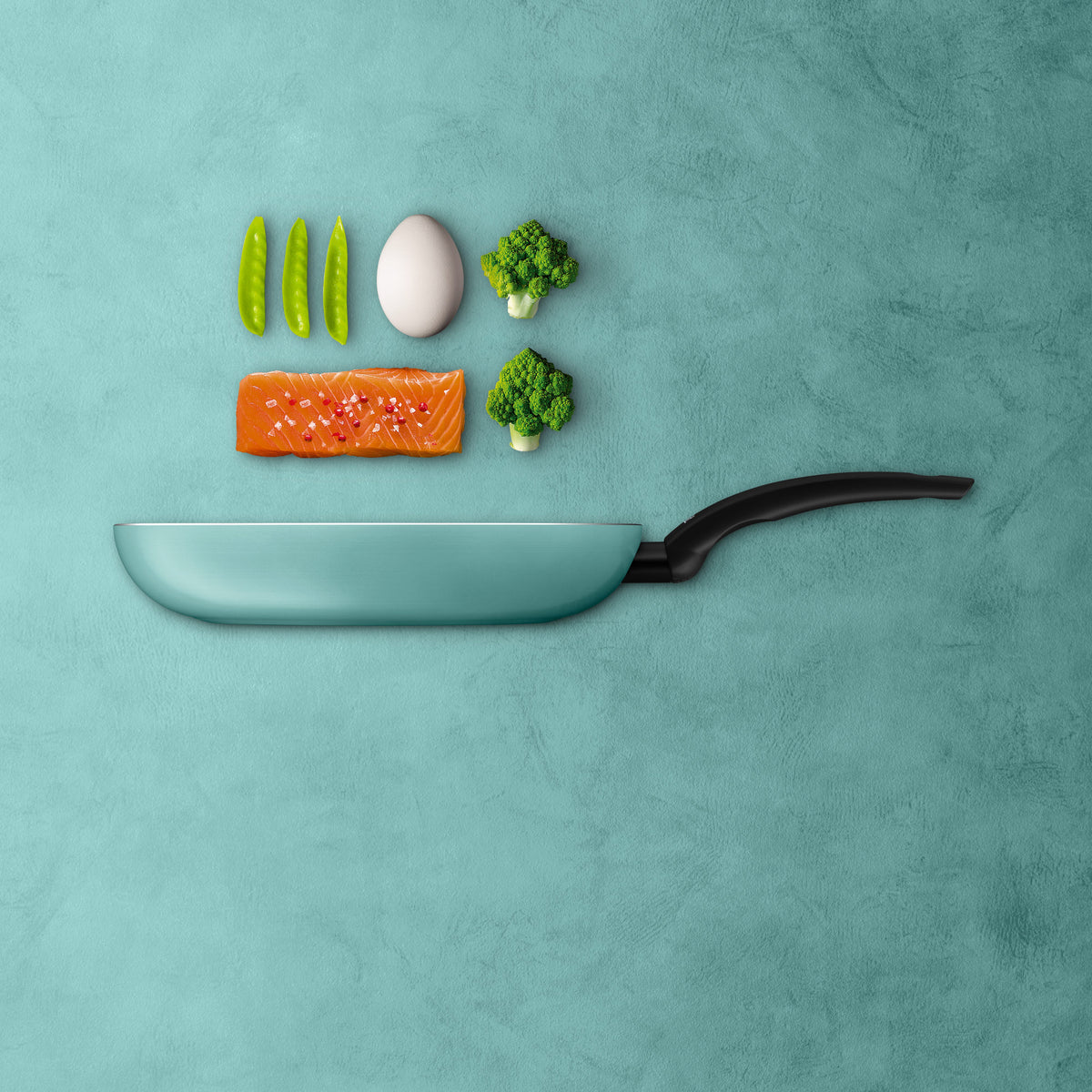 Stekepanne Belluna 28 cm non-stick aluminium grønn montert på kokeplate
