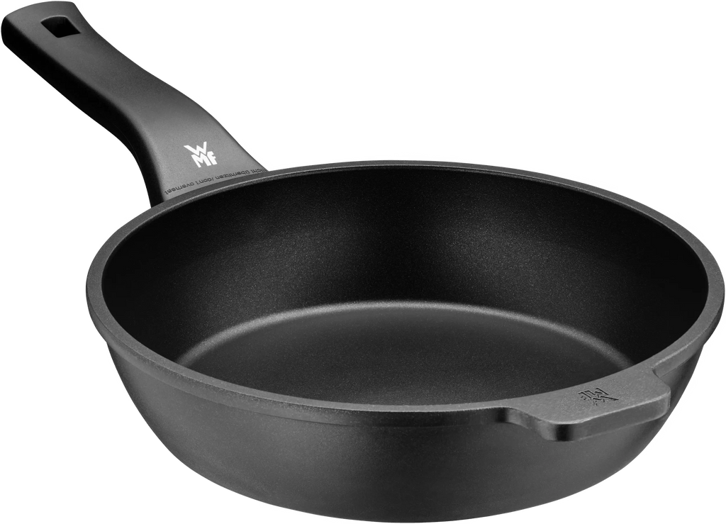 Stekepanne dyp 24 cm non-stick PermaDur aluminiumstøp - WMF montert på kokeplate
