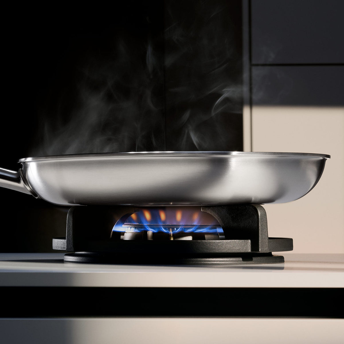 Stekepanne dyp 28 cm rustfritt stål non-stick induksjon - WMF nærbilde av non-stick overflate