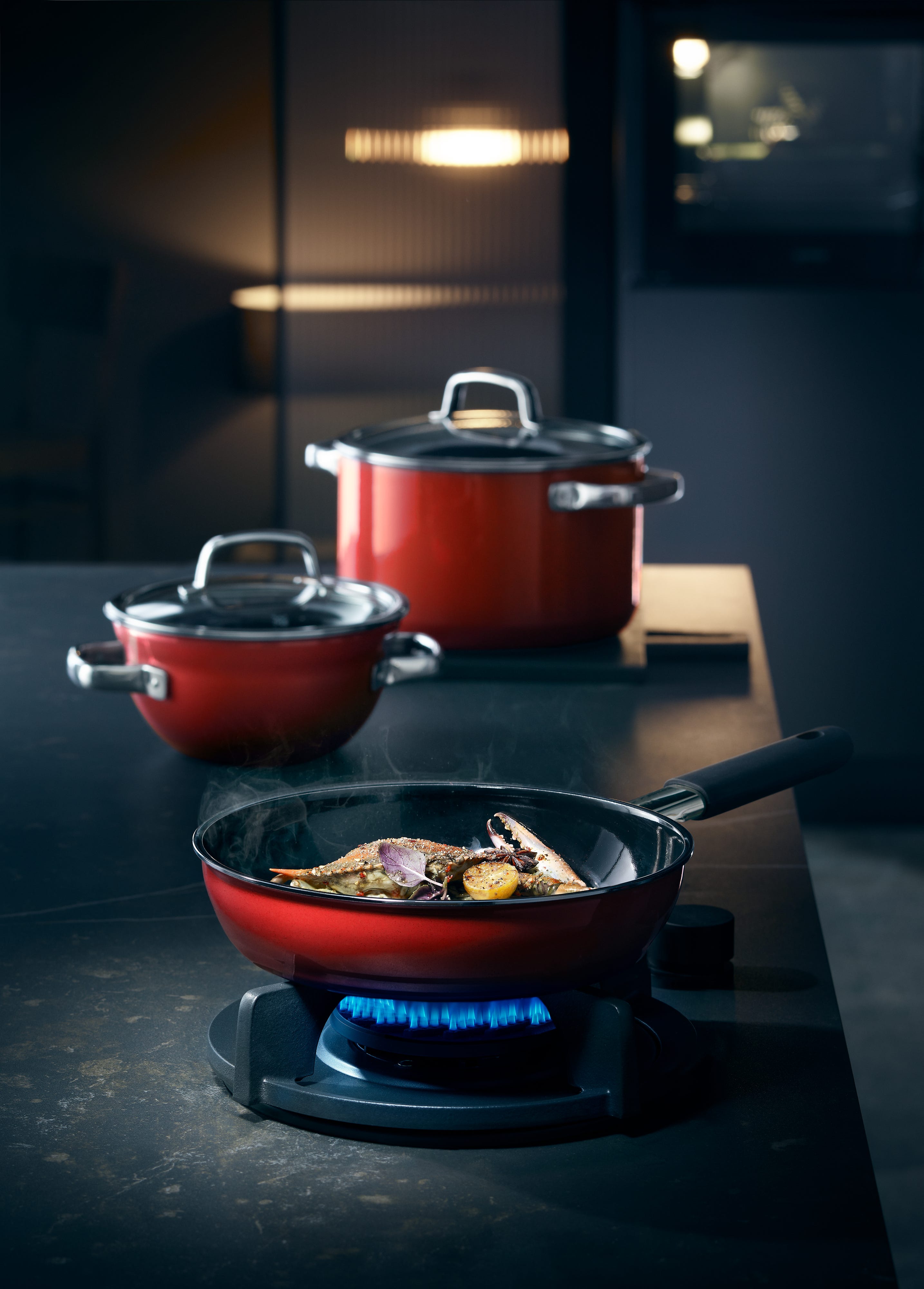 Stekepanne Fusiontec Mineral 28 cm rød induksjon WMF montert på kokeplate