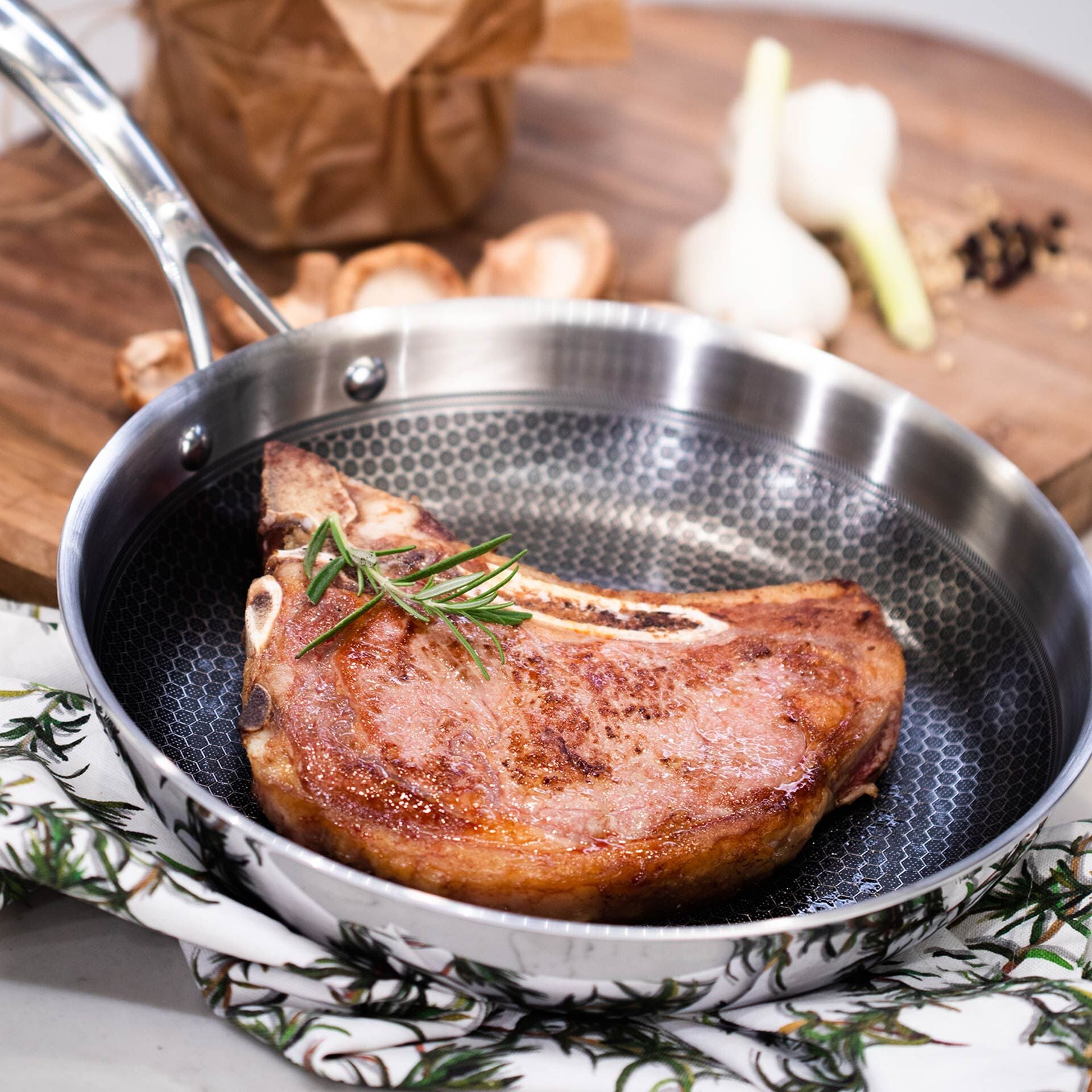 Stekepanne Relief rustfritt stål Ø24 cm non-stick montert på komfyr