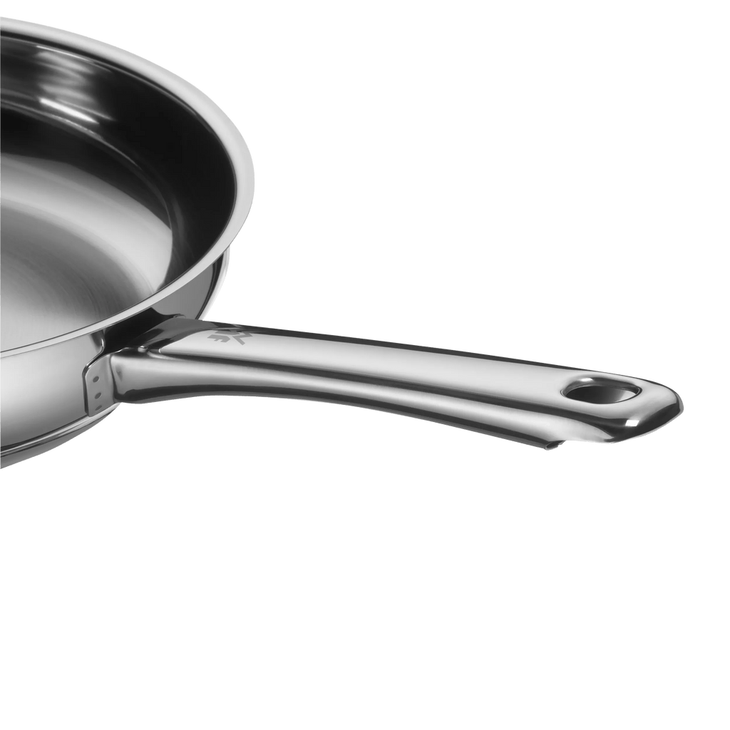 Stekepanne rustfritt stål 24 cm med skaft montert på komfyr