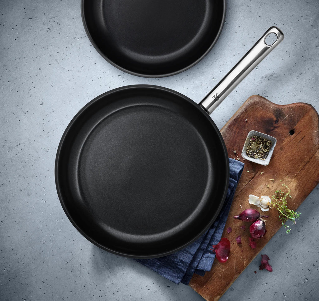 Stekepanne sett 3-delt 24 og 28 cm med stekespade non-stick sett fra siden