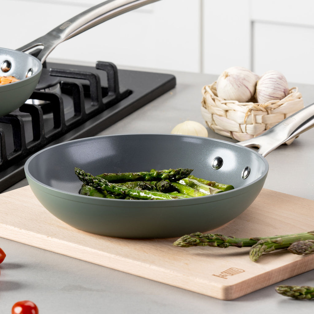 Stekepanne Stuttgart Ø24 cm keramisk non-stick resirkulert aluminium bakside