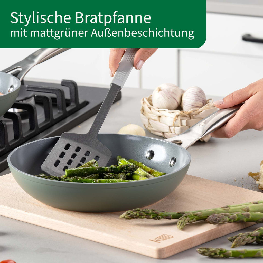 Stekepanne Stuttgart Ø24 cm keramisk non-stick resirkulert aluminium montert på komfyr