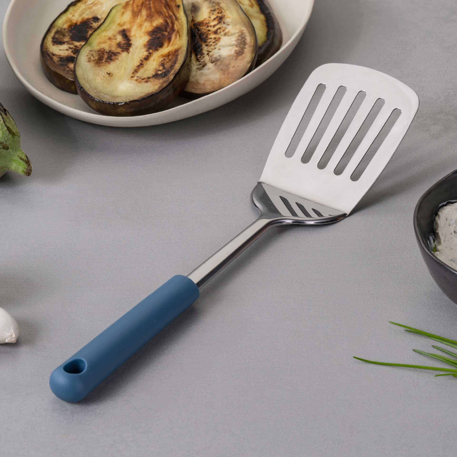 Bakside av Stekespade med slisser rustfritt stål 33 cm blå - Fackelmann