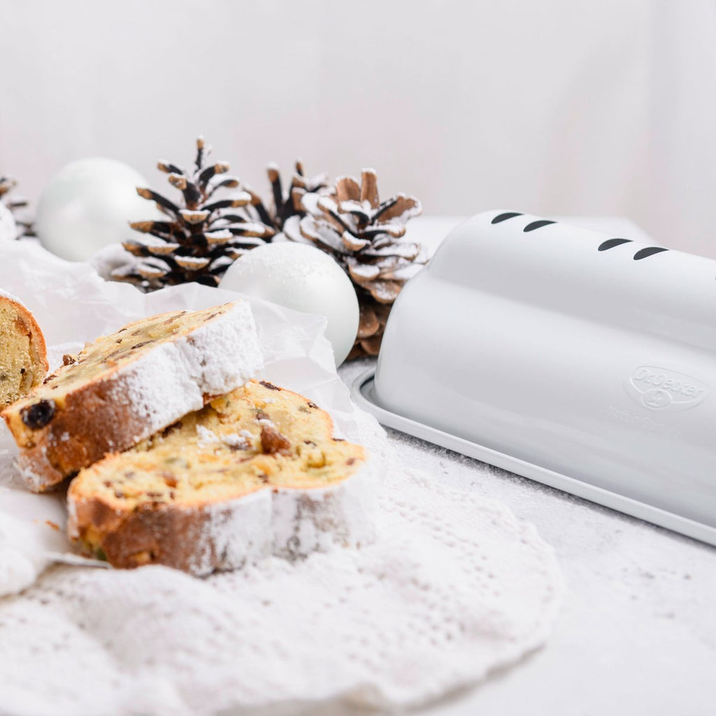 Stollenform hvit til julestollen og julebakst - Dr. Oetker i juledekorert miljø