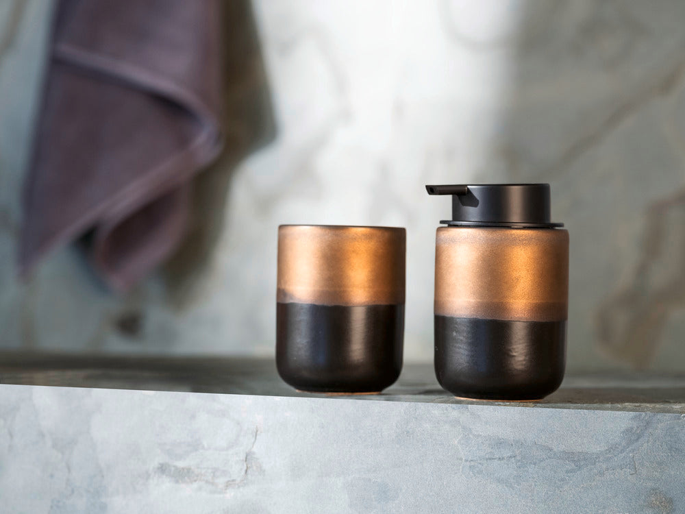 Nærbilde av tannbørstebeger keramikk svart/bronse Ø7,5x10 cm Enego