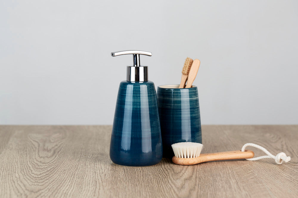 Tannbørstebeger Pottery petrol keramikk håndmalt nærbilde