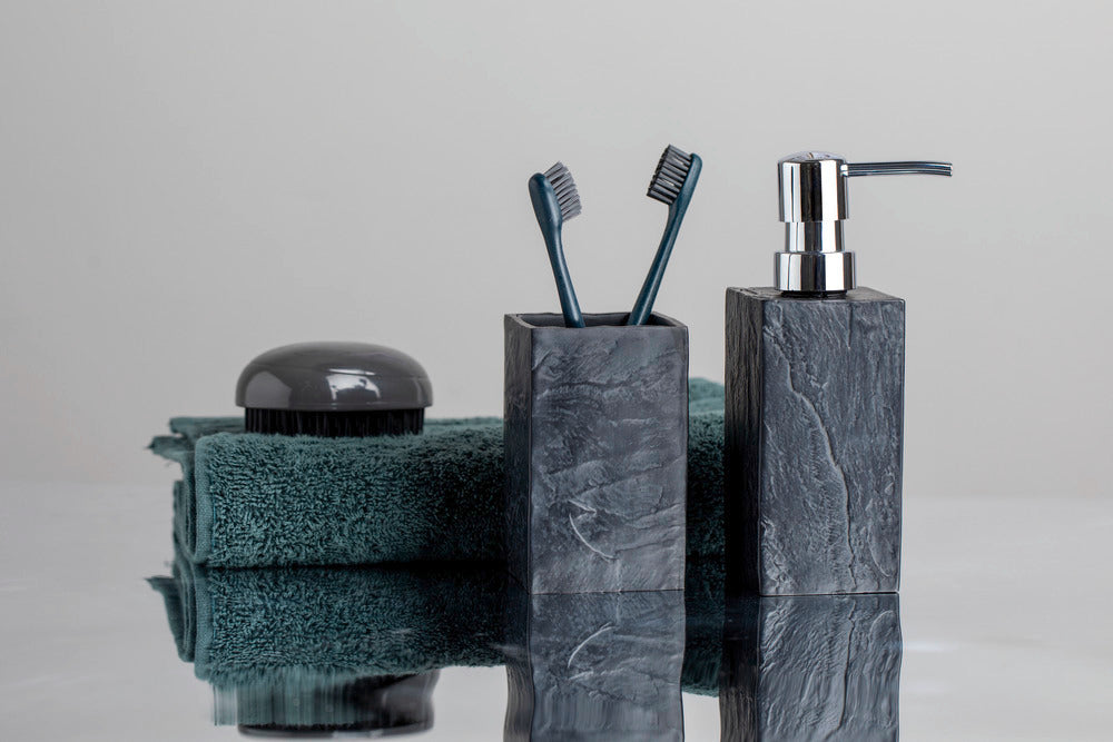 Nærbilde av tekstur på Tannbørsteholder Slate Rock skiferdesign polyresin svart