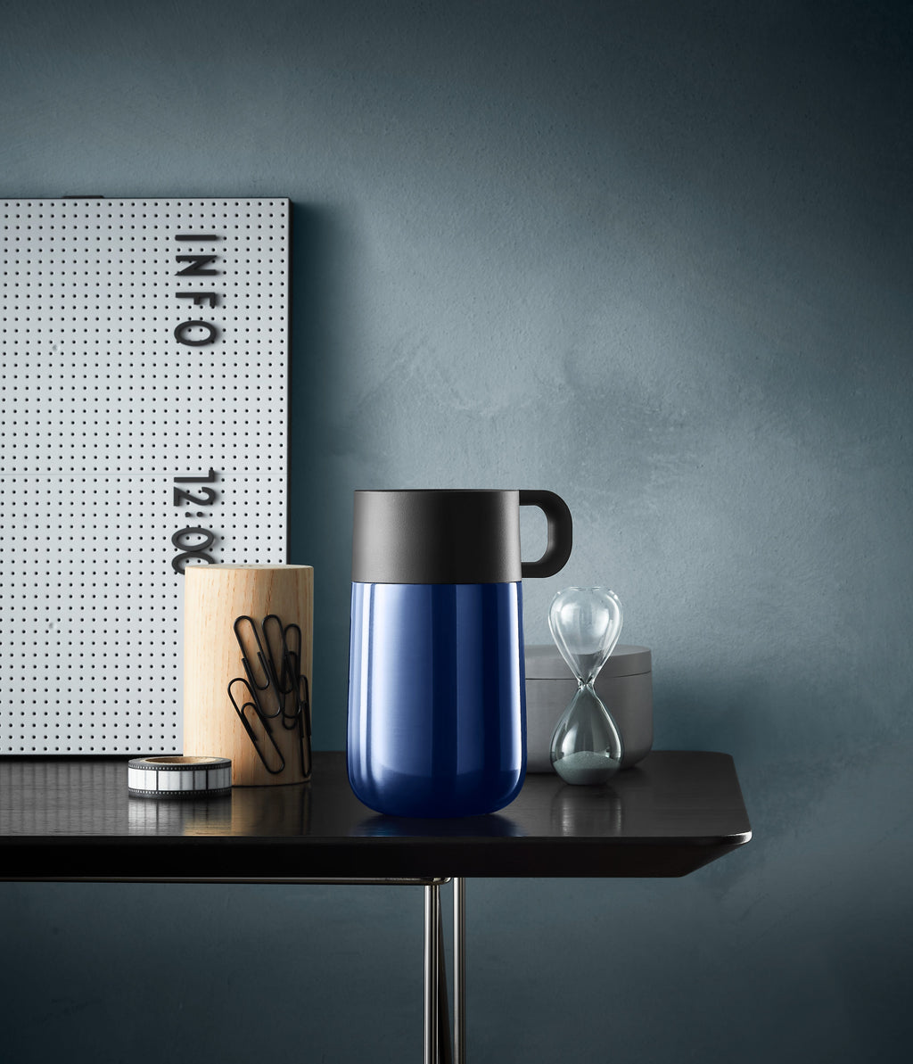 Termokopp Impulse Travel Mug 0,3 L midnattsblå montert og klar til bruk