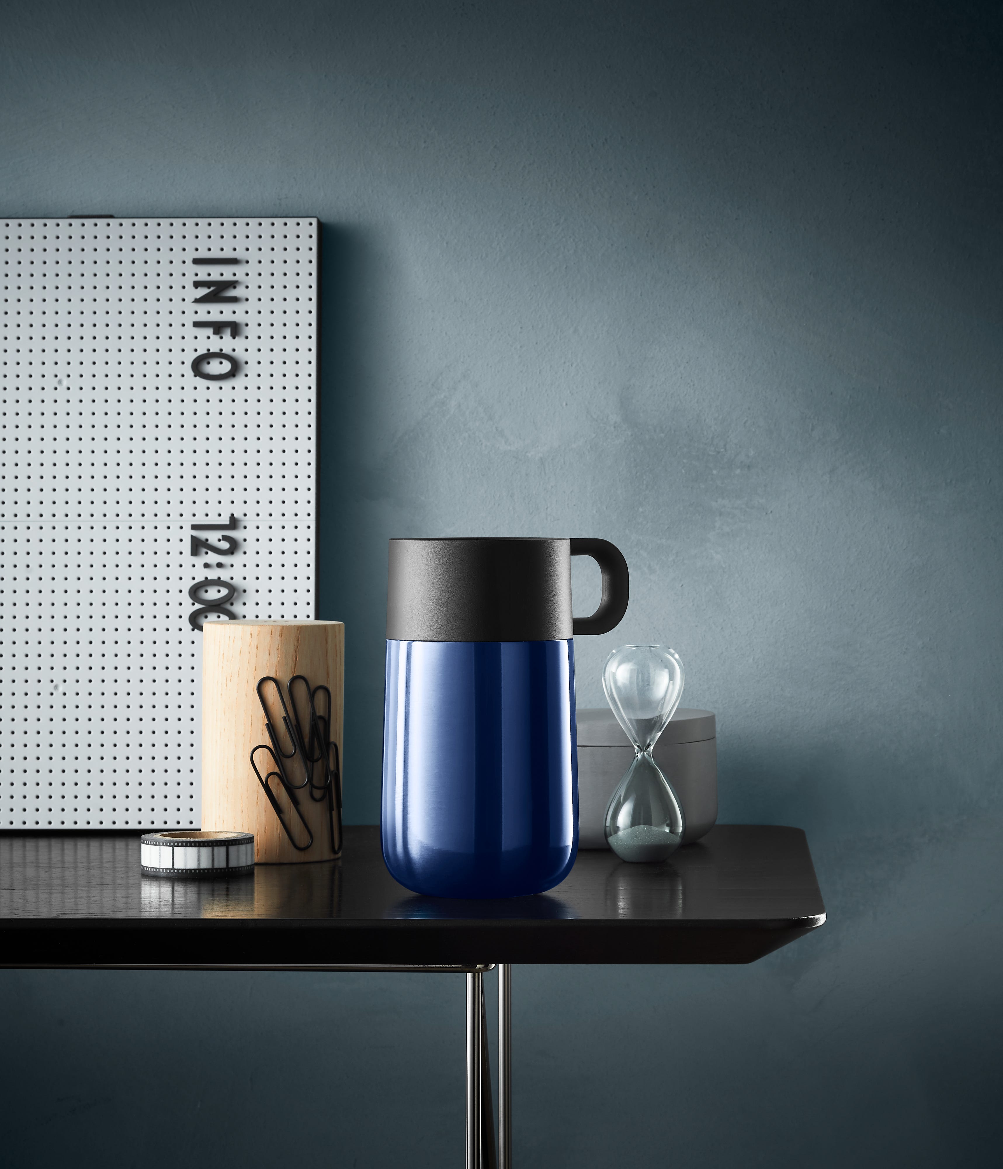 Termokopp Impulse Travel Mug 0,3 L midnattsblå montert og klar til bruk