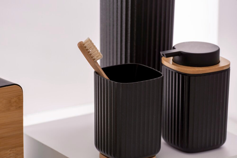 Toalettbørste med holder Rotello svart plast og bambus i badmiljø