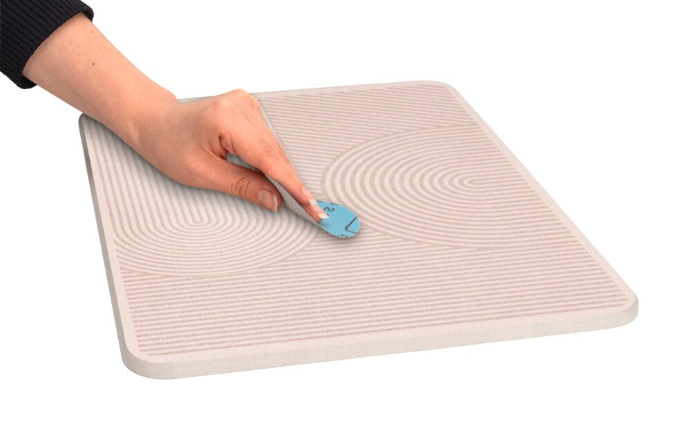 Tørkeplate diatomitt beige 40x30 cm hurtigtørkende i bruk med kopper