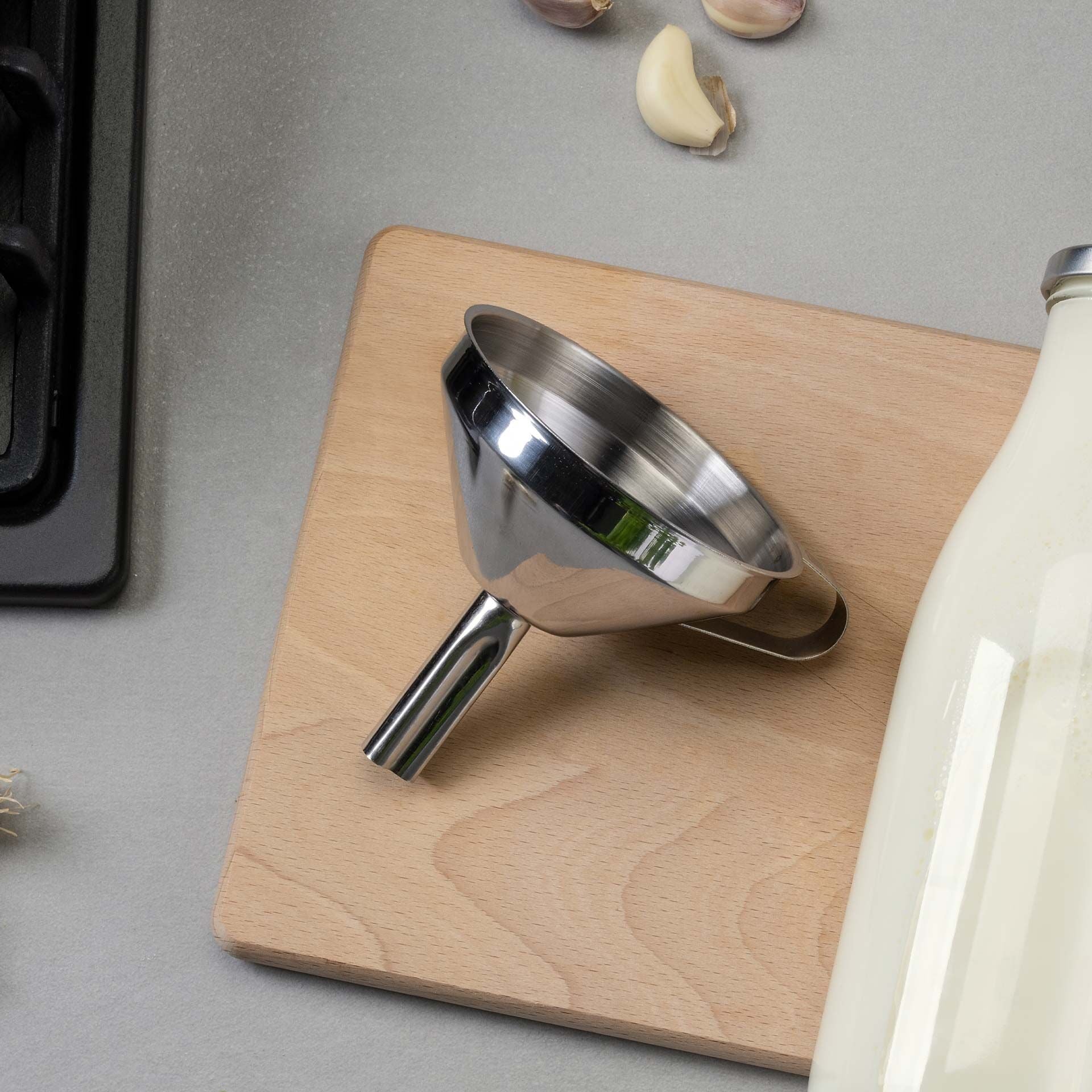 Detalj av trakt rustfritt stål Ø10 cm med ergonomisk håndtak