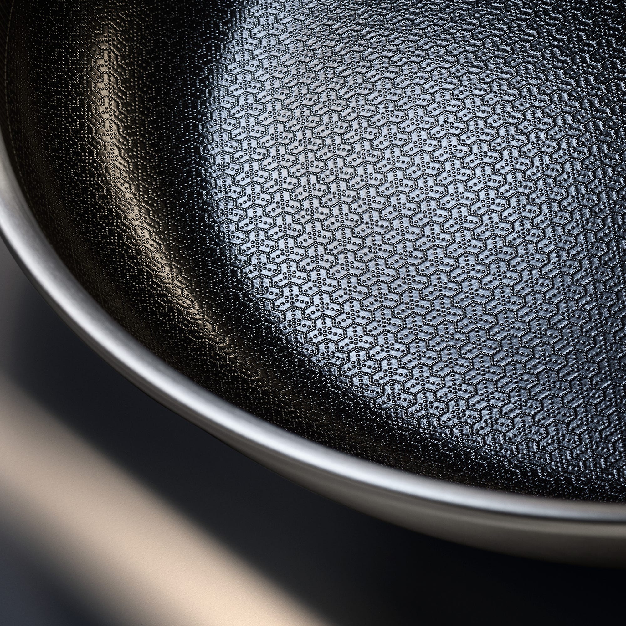 Detalj av non-stick belegg på Ultimate Profi Resist stekepanne 24 cm