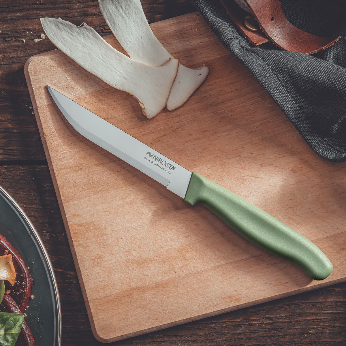 Universalkniv Elemental 11,5 cm grønn med rustfritt stål blad bakside
