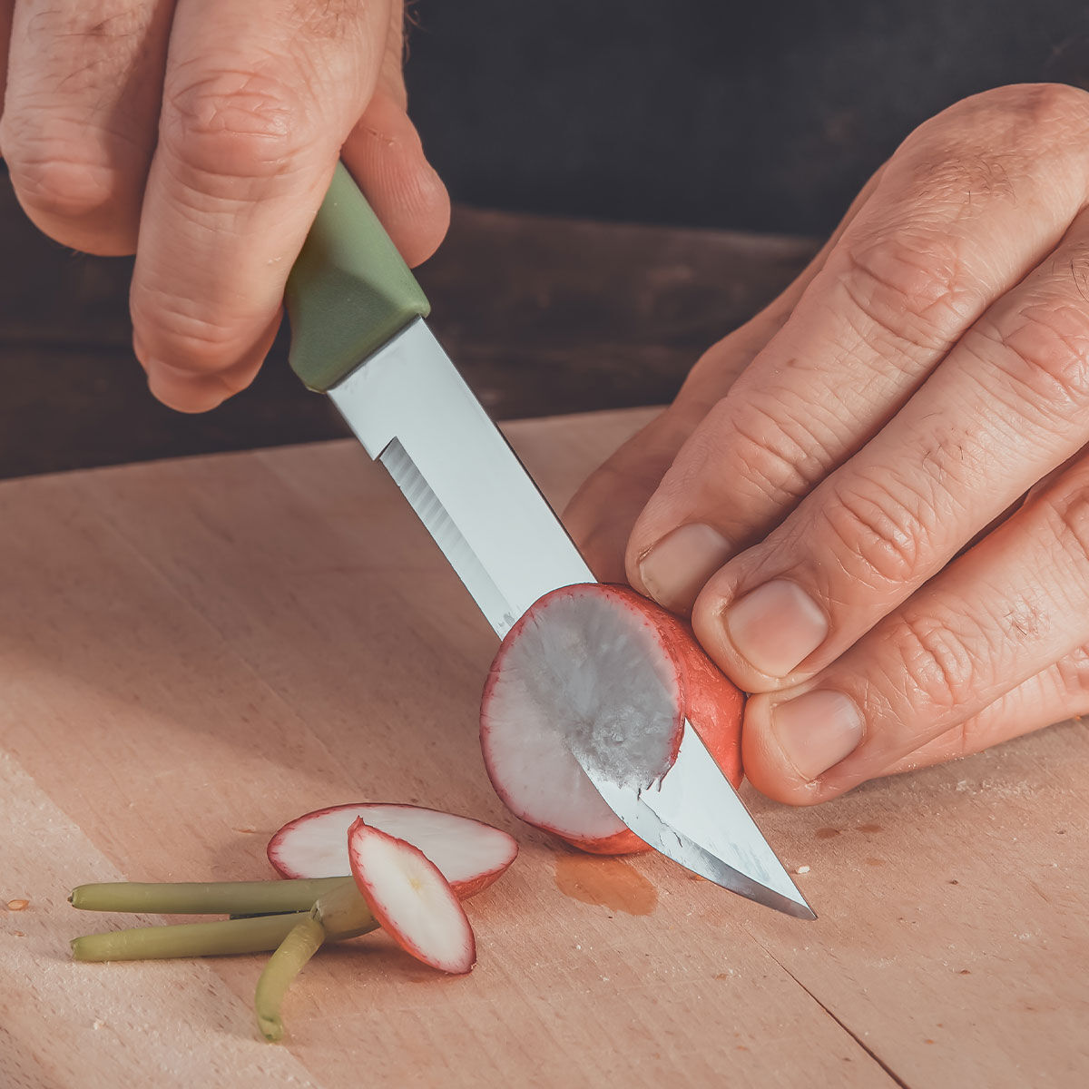 Detaljbilde av bladet på Universalkniv Elemental 11,5 cm grønn med rustfritt stål blad