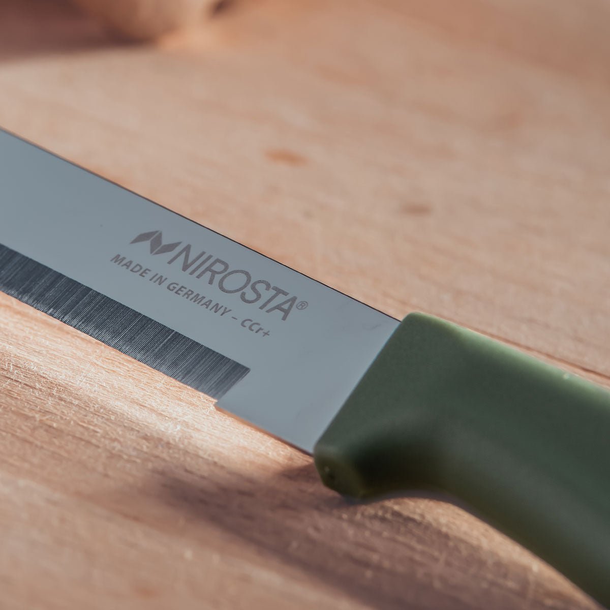 Universalkniv Elemental 11,5 cm grønn med rustfritt stål blad montert på skjærefjøl