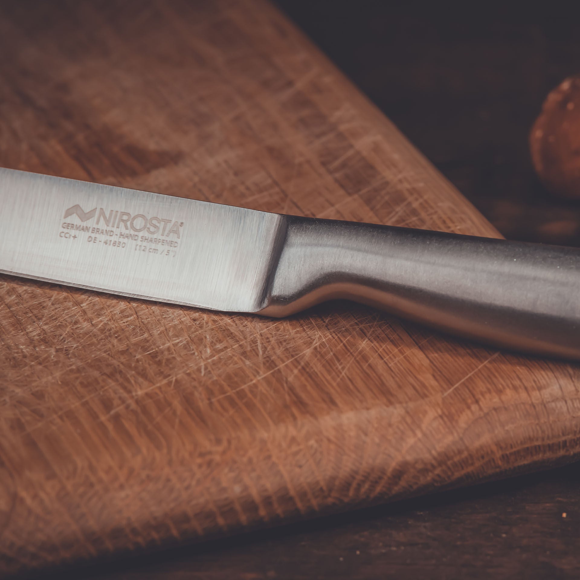 Universalkniv Star 12,5 cm rustfritt stål i bruk på kjøkken