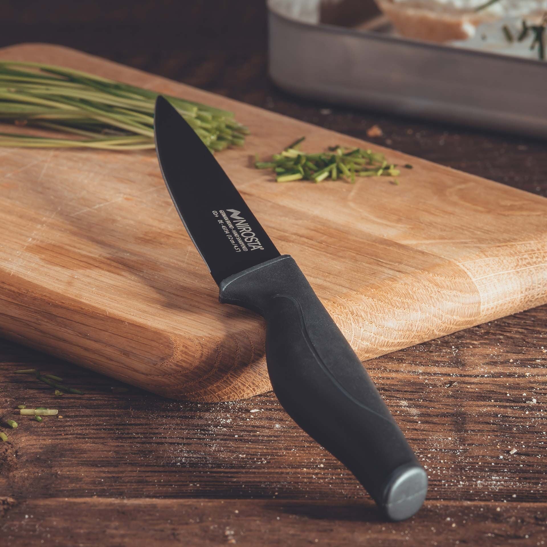 Universalkniv Wave 12 cm bølgeslipt rustfritt stål - Nirosta i bruk til kutting