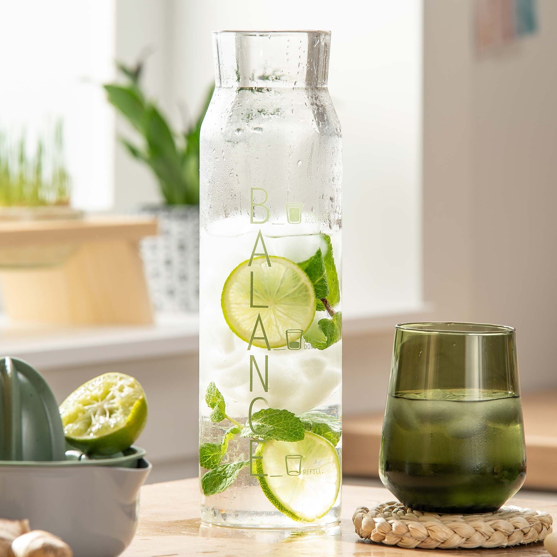 Vannkaraffel glass 900 ml med drikkeskala borosilikat bakside