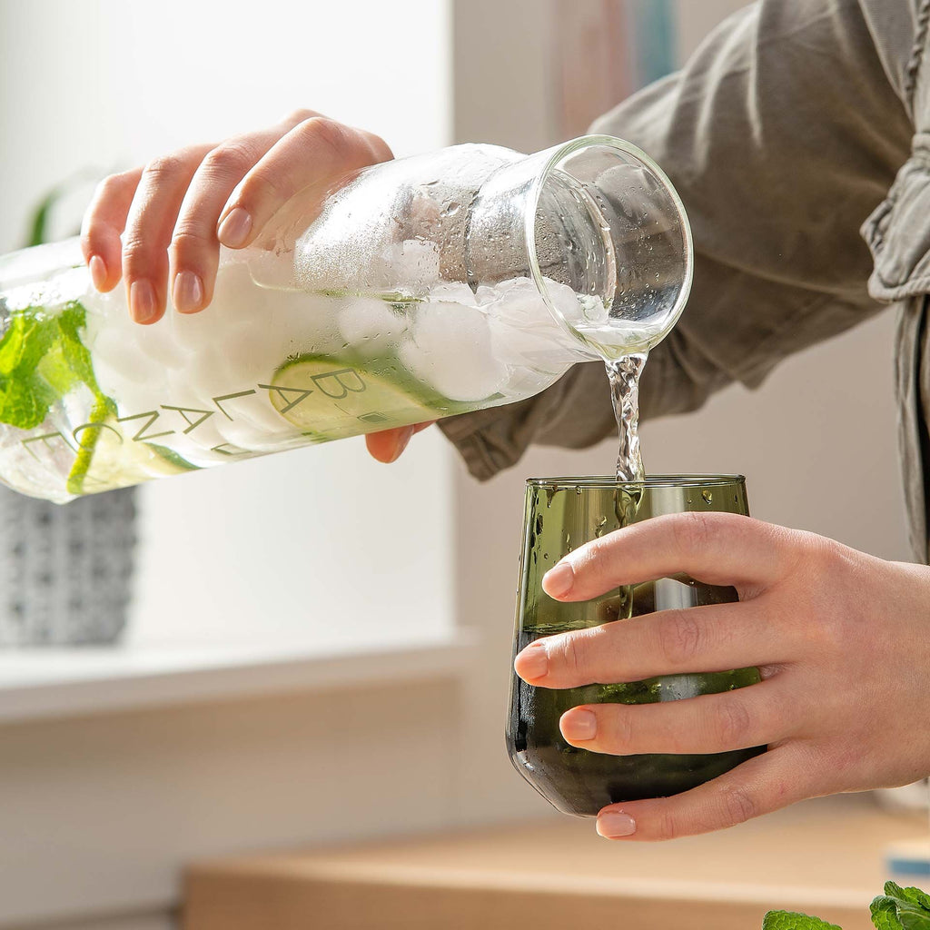 Detaljbilde av vannkaraffel glass 900 ml med drikkeskala borosilikat
