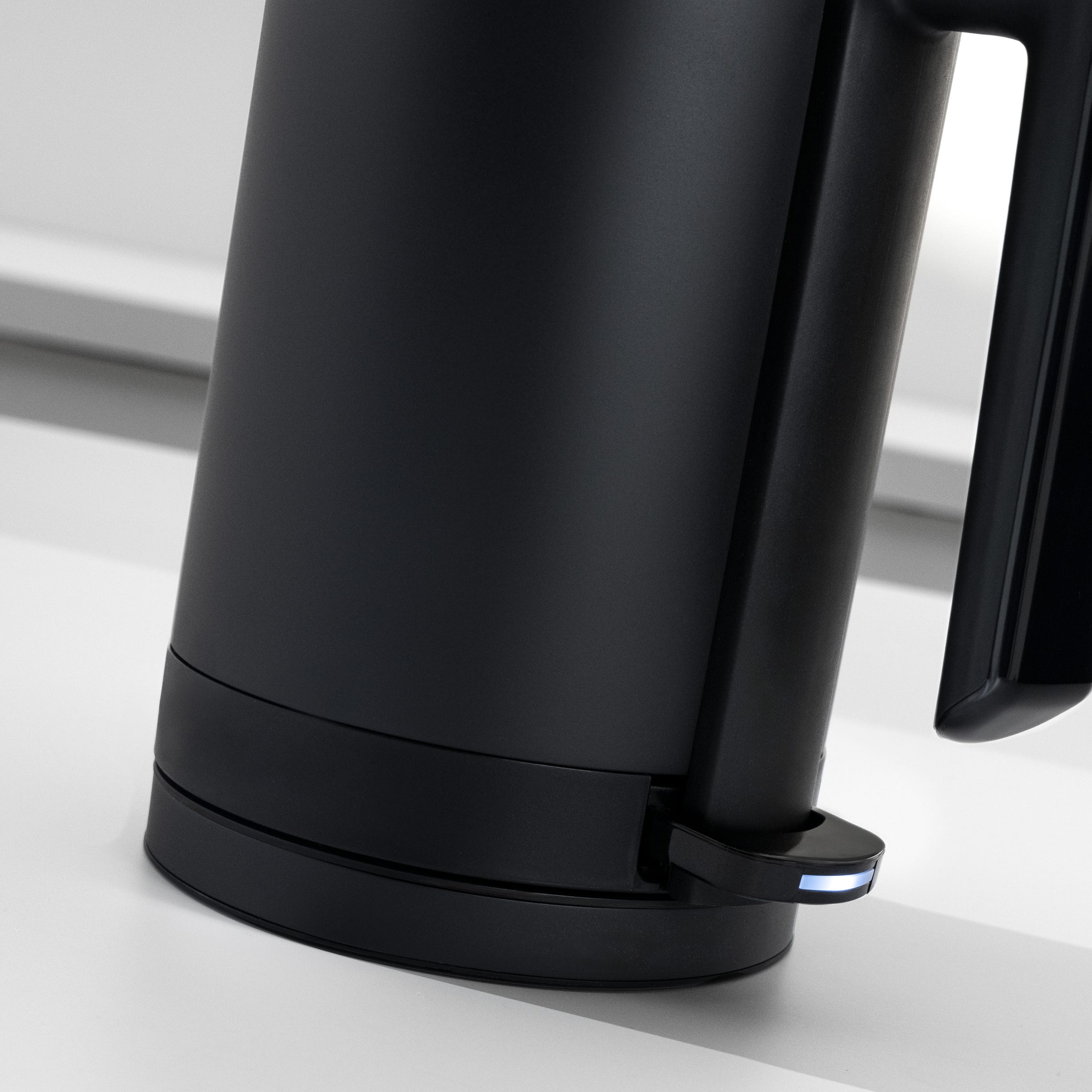 Nærbilde av håndtak på Vannkoker 0,8 L rustfritt stål 1800W Deep Black - WMF