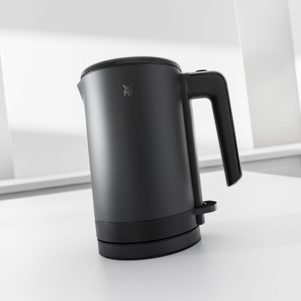 Vannkoker 0,8 L rustfritt stål 1800W Deep Black - WMF i bruk