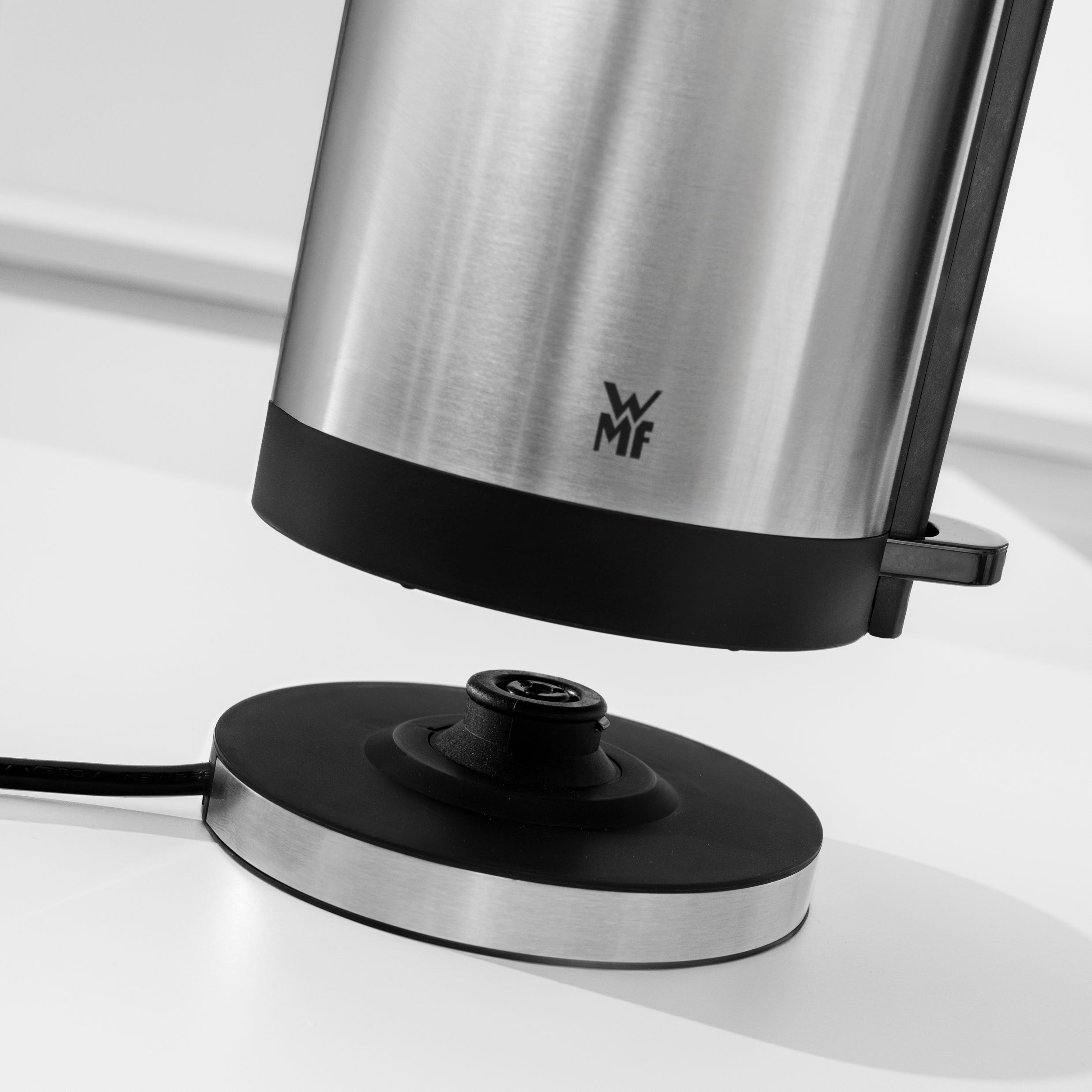 Vannkoker 0,8 L rustfritt stål 1800W WMF med vann i