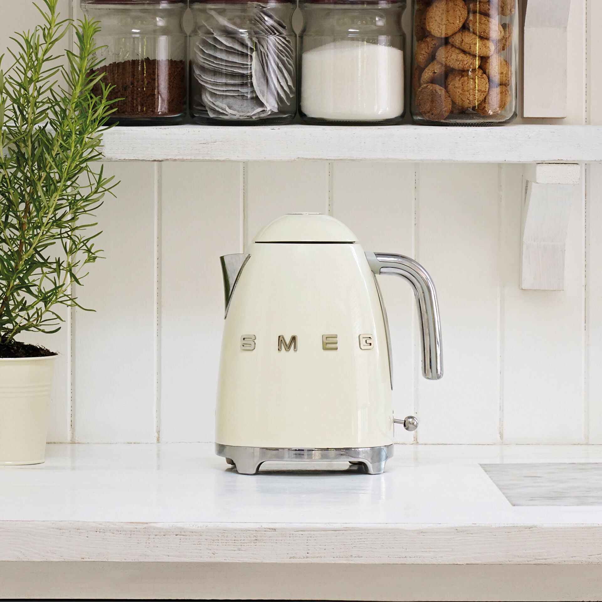 Vannkoker 1,7 L rustfritt stål 3000W krem - SMEG detalj av tut