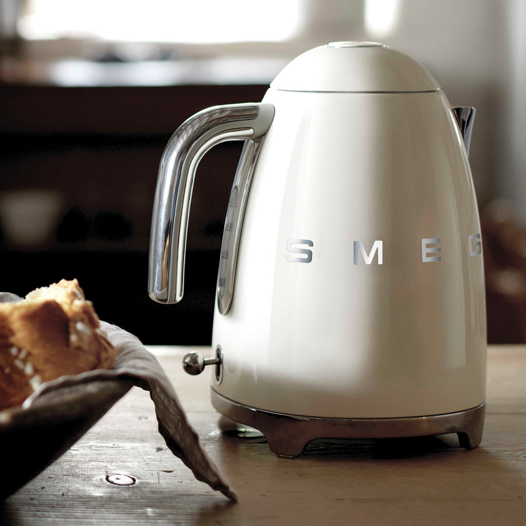 Vannkoker 1,7 L rustfritt stål 3000W krem - SMEG nærbilde av håndtak