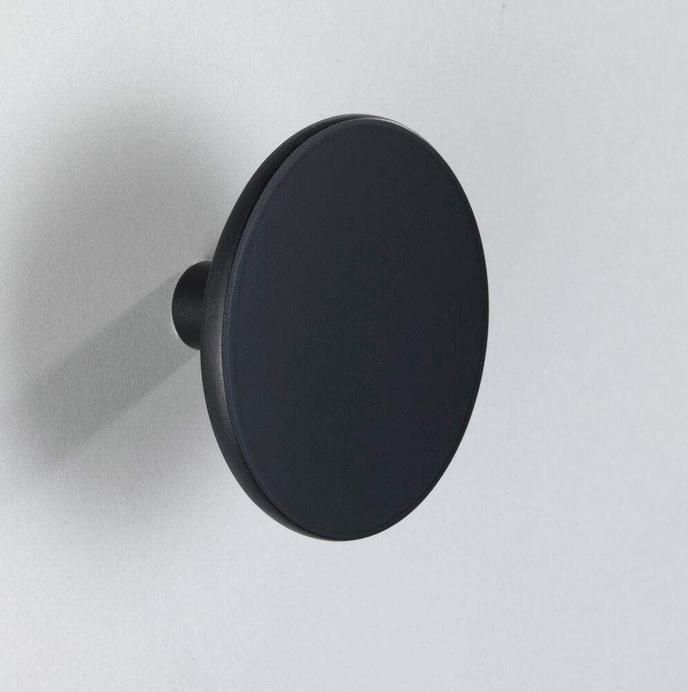 Nærbilde av krok på Veggkrok Melle svart Ø 8 cm polyresin