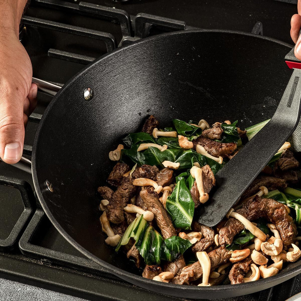 Wok Force Ø32 cm støpejern non-stick - FMprofessional montert på komfyr