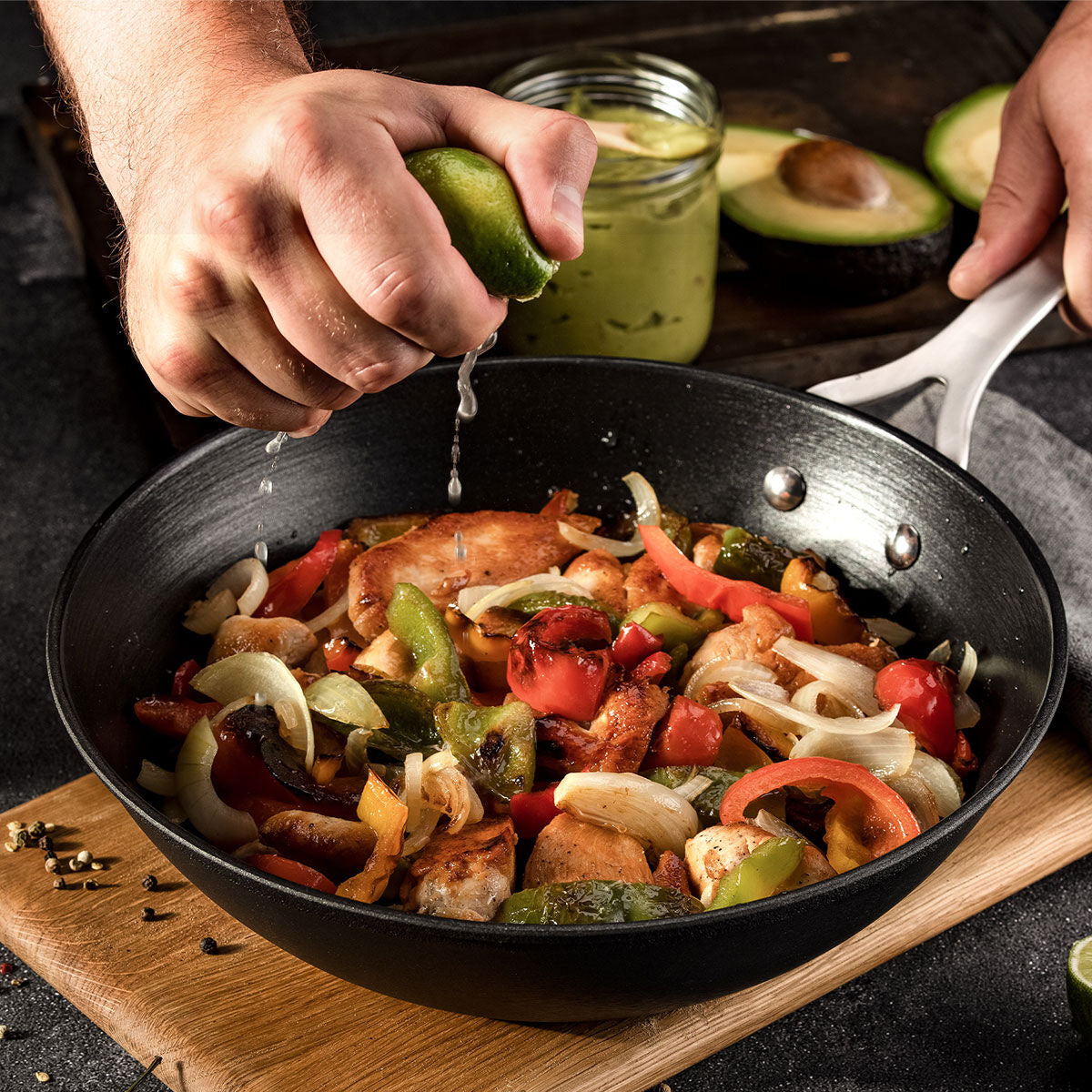 Wokpanne Force Ø28 cm støpejern non-stick bakside