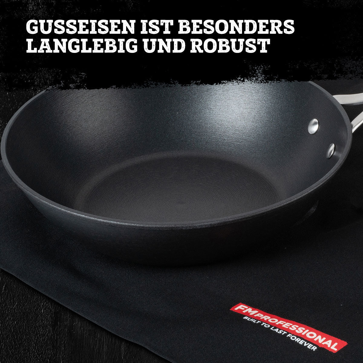 Wokpanne Force Ø28 cm støpejern non-stick montert på komfyr