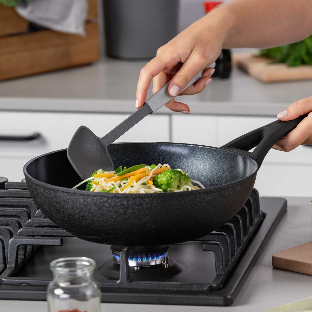 Wokpanne keramisk non-stick Ø28 cm resirkulert aluminium bakside