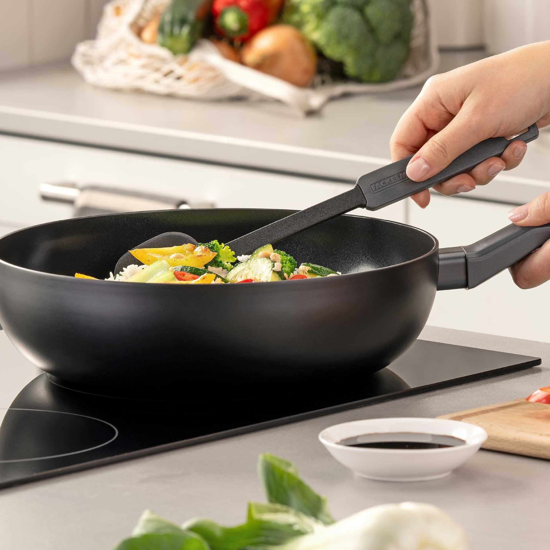 Wokpanne Statement keramikk non-stick Ø28 cm aluminium bakside
