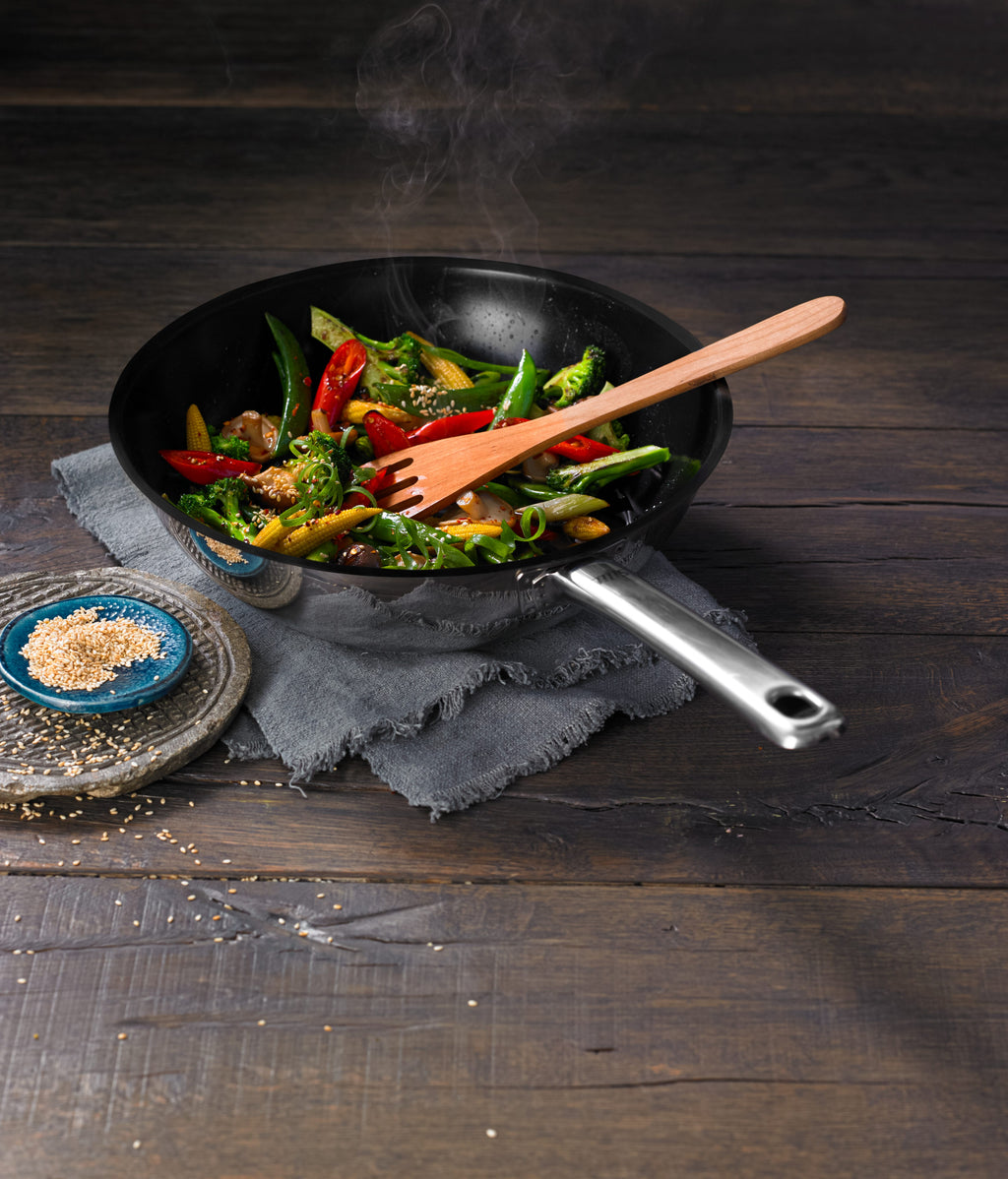 Wokpanne Wuhan 28 cm rustfritt stål keramisk non-stick montert på komfyr